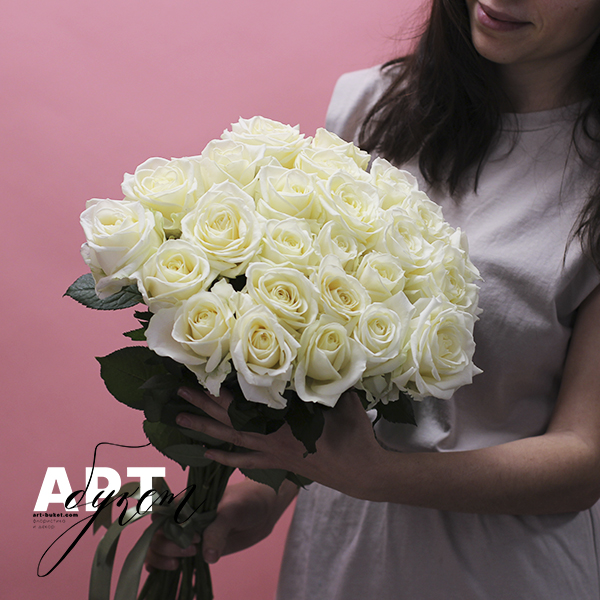 25 белых роз (60 см)